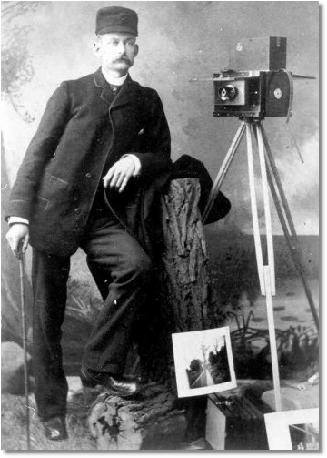 Tourograph photographer with single door model.