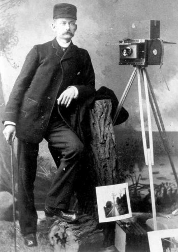 Tourograph photographer with single door model.